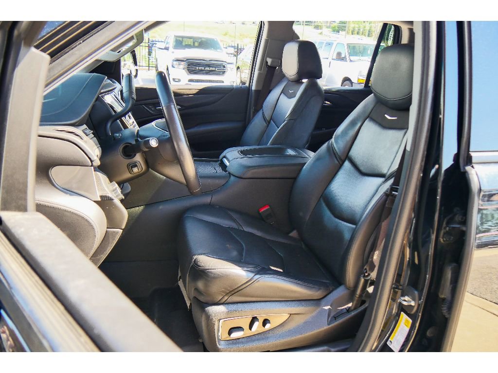 Used 2019 Cadillac Escalade Luxury w/ Escalade Sport Edition AWD/4WD image 11