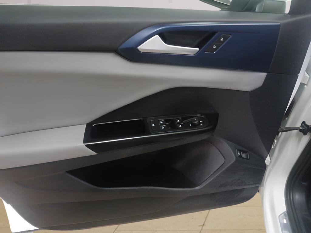 Used 2022 Volkswagen Taos SE w/ Panoramic Sunroof Package image 16