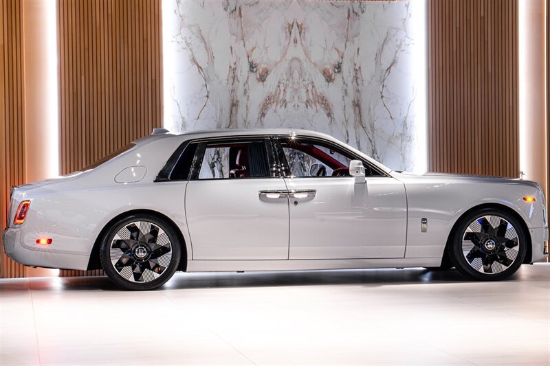 Used 2024 Rolls-Royce Phantom Sedan RWD image 11