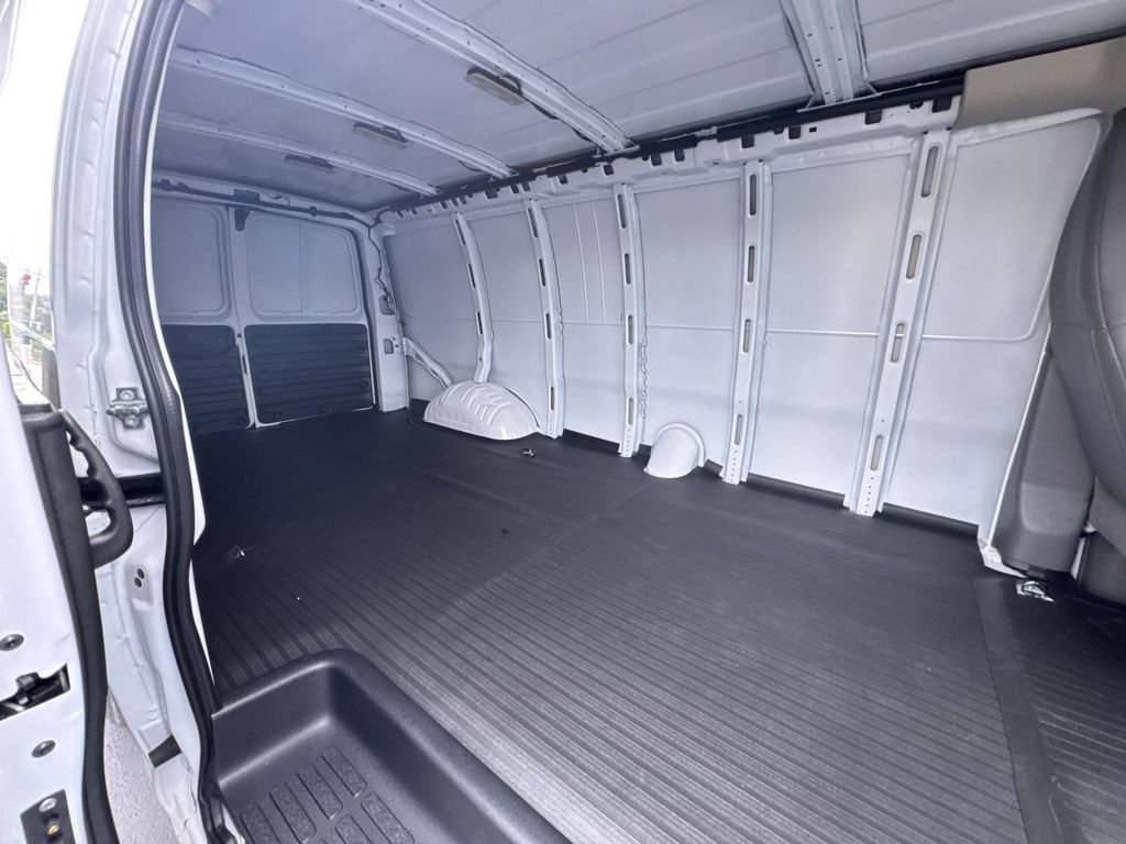 New 2025 GMC Savana 3500 Extended RWD image 26