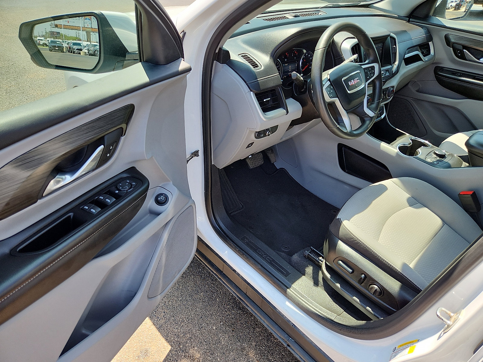 Used 2023 GMC Terrain SLE w/ Driver Convenience Package image 11