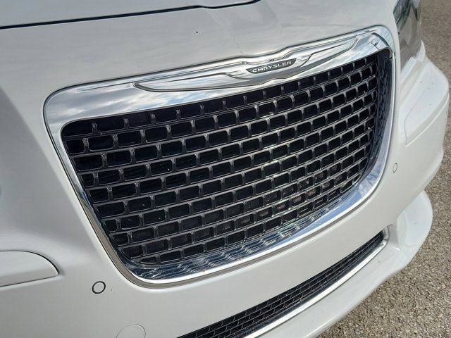 Used 2012 Chrysler 300 SRT8 w/ 19-Premium Speaker Group RWD image 7