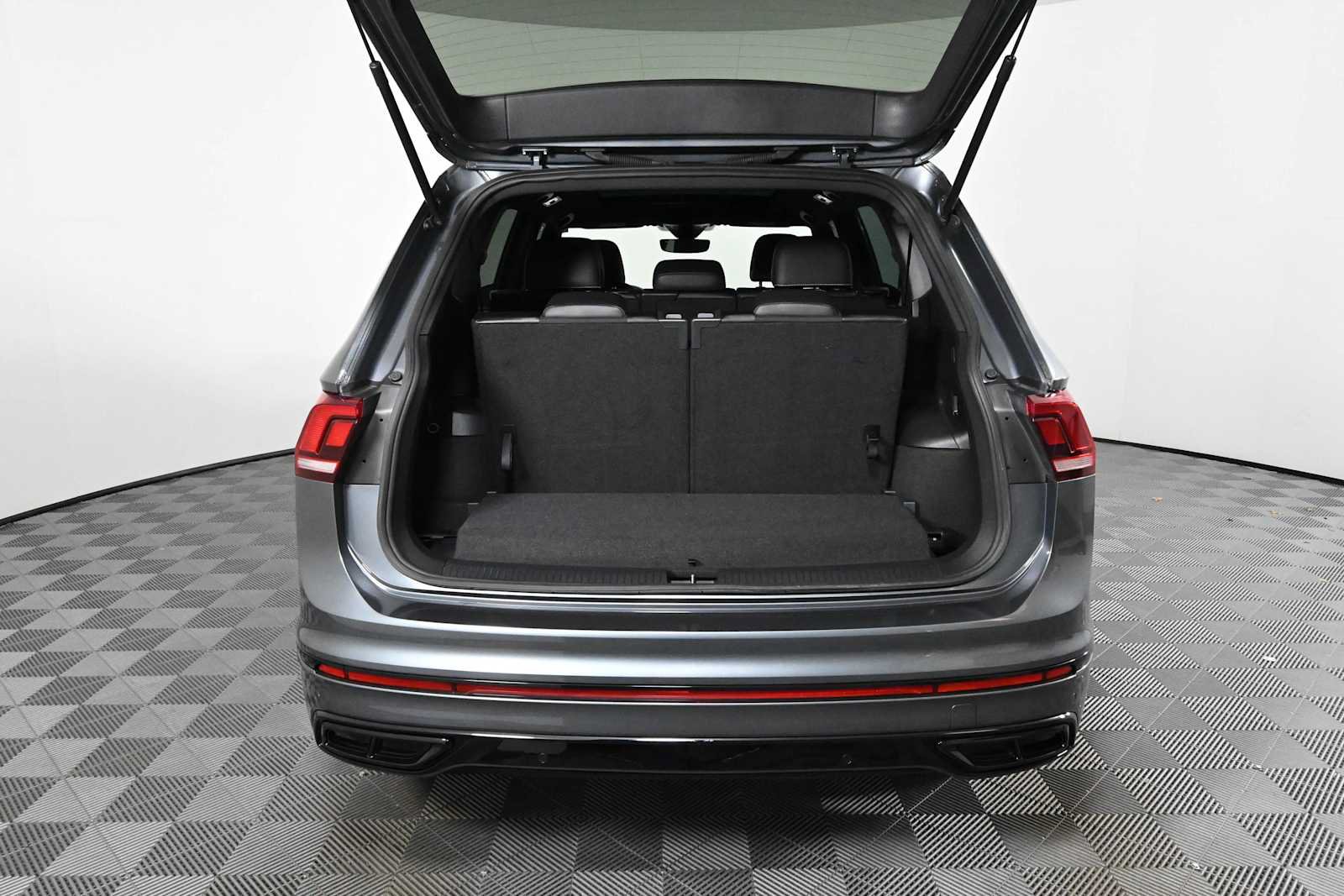 Certified 2023 Volkswagen Tiguan SE R-Line FWD image 6