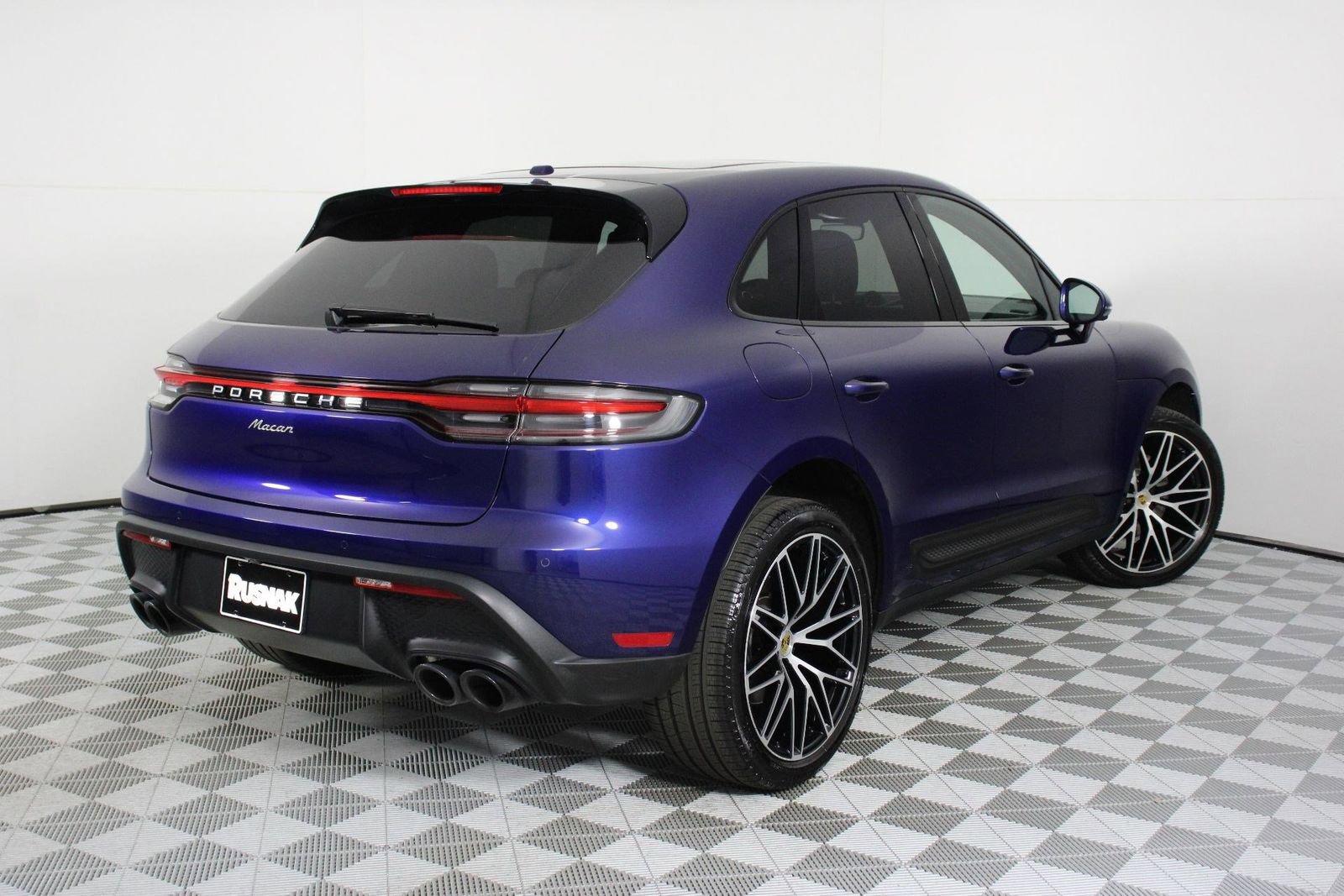Certified 2023 Porsche Macan image 7