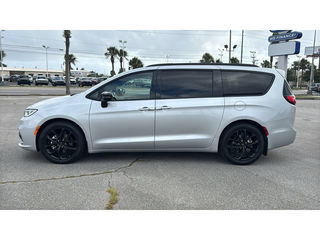 Used 2023 Chrysler Pacifica Limited w/ Uconnect Theater Family Group FWD image 2