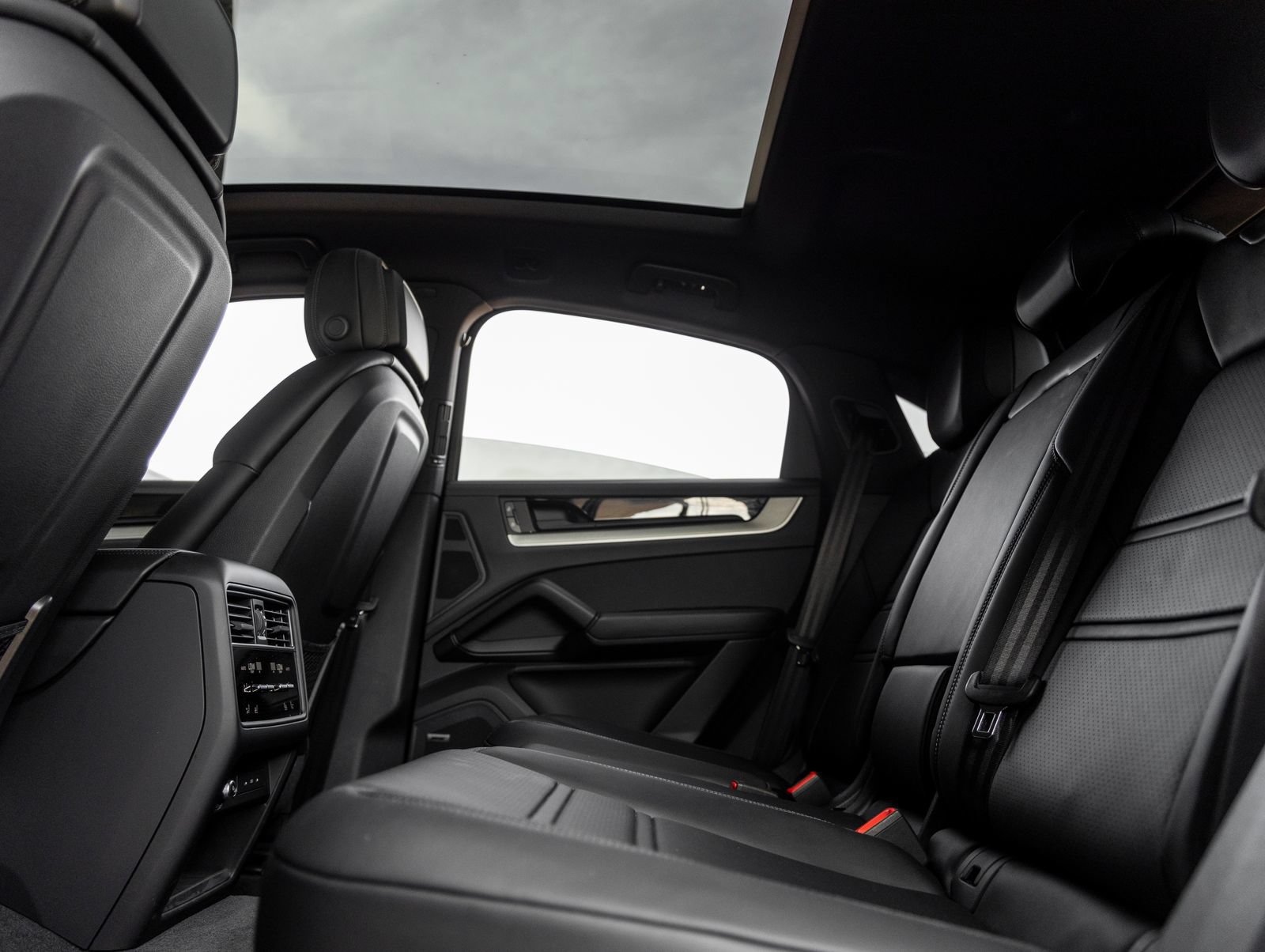 Certified 2025 Porsche Cayenne S AWD/4WD image 34