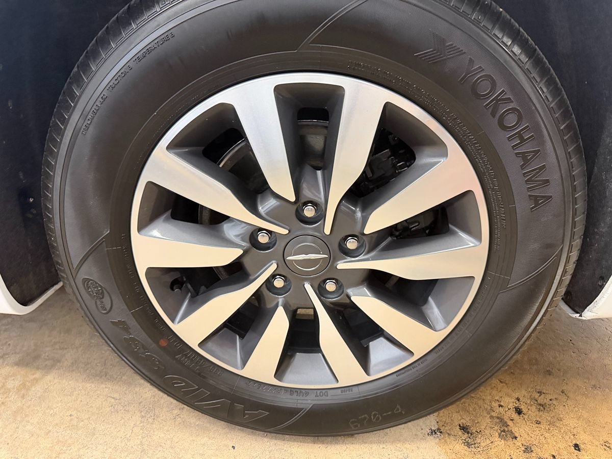 Used 2023 Chrysler Pacifica Limited FWD image 33