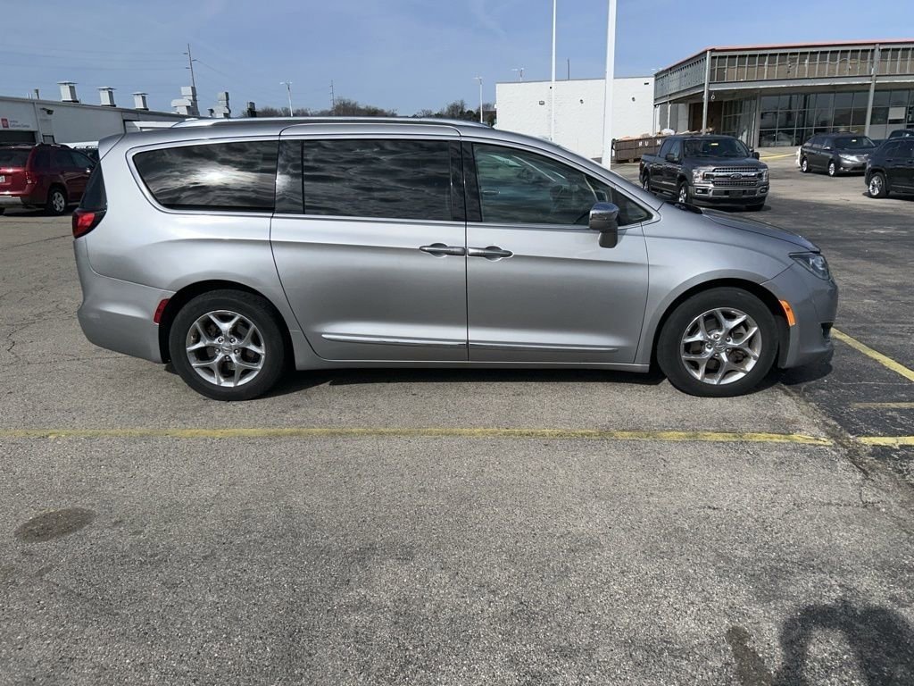 Used 2018 Chrysler Pacifica Limited image 4