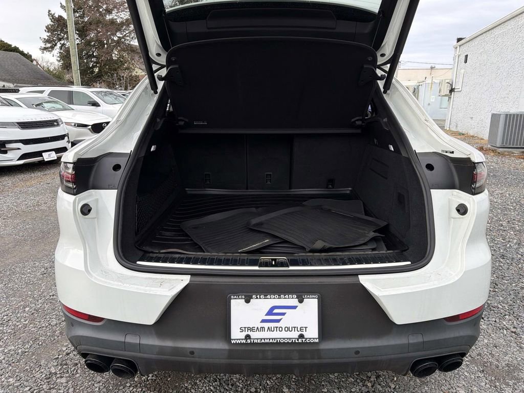 Used 2023 Porsche Cayenne Platinum Edition image 10