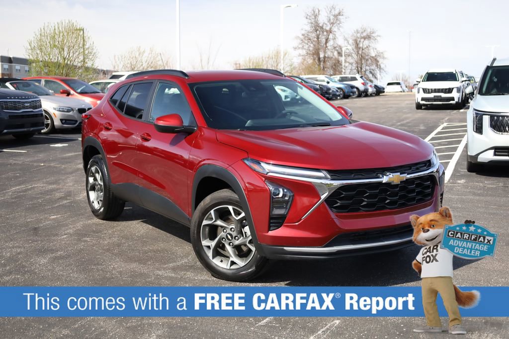 Used 2025 Chevrolet Trax LT FWD image 2
