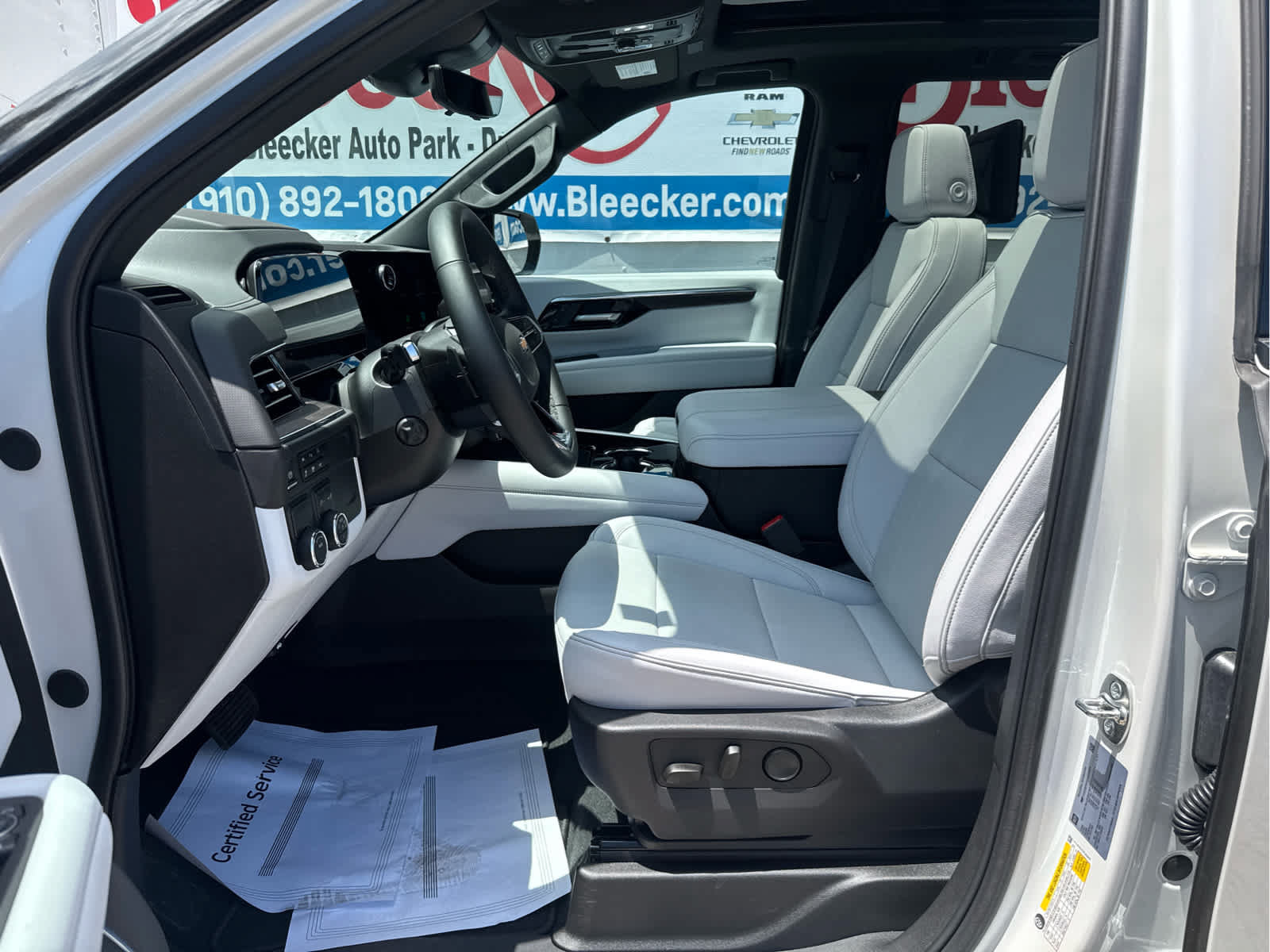 New 2025 Chevrolet Suburban Premier RWD image 27