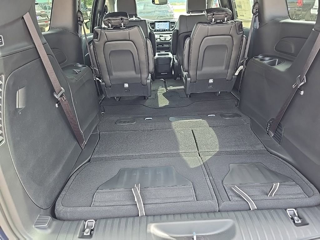 New 2025 Chrysler Pacifica Select image 25