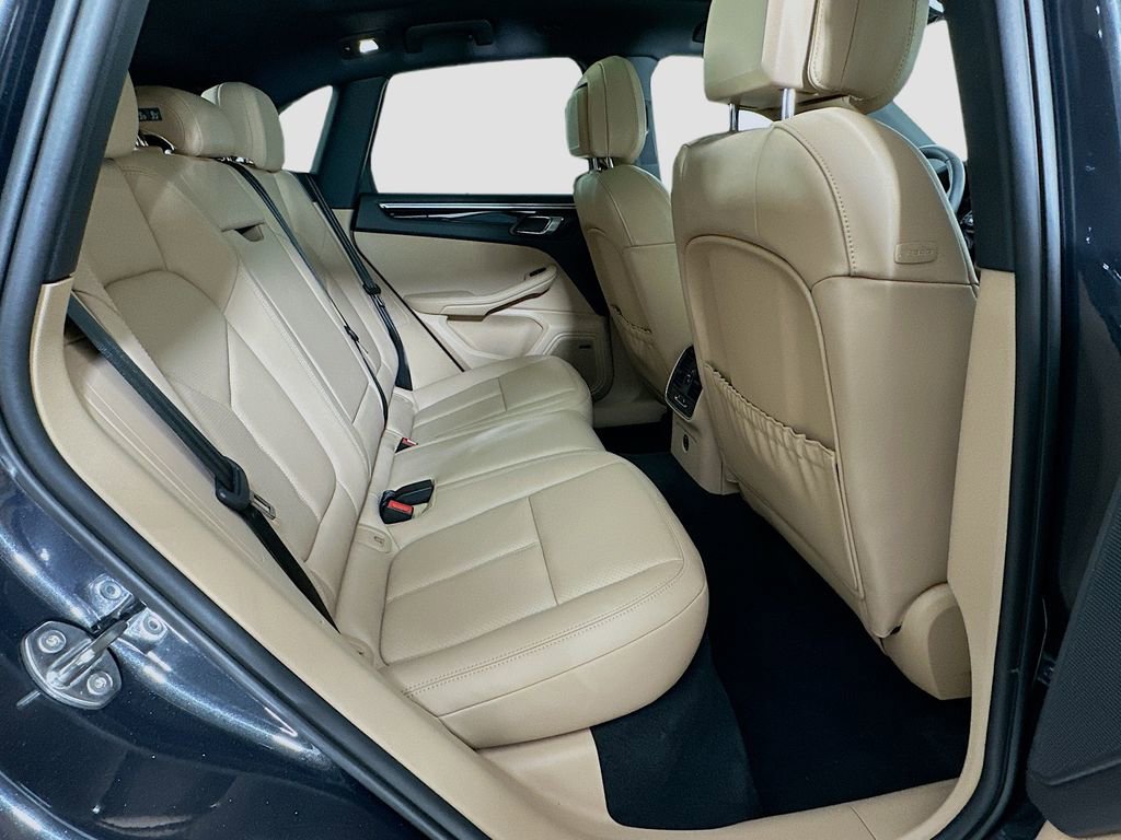 Certified 2025 Porsche Macan image 28