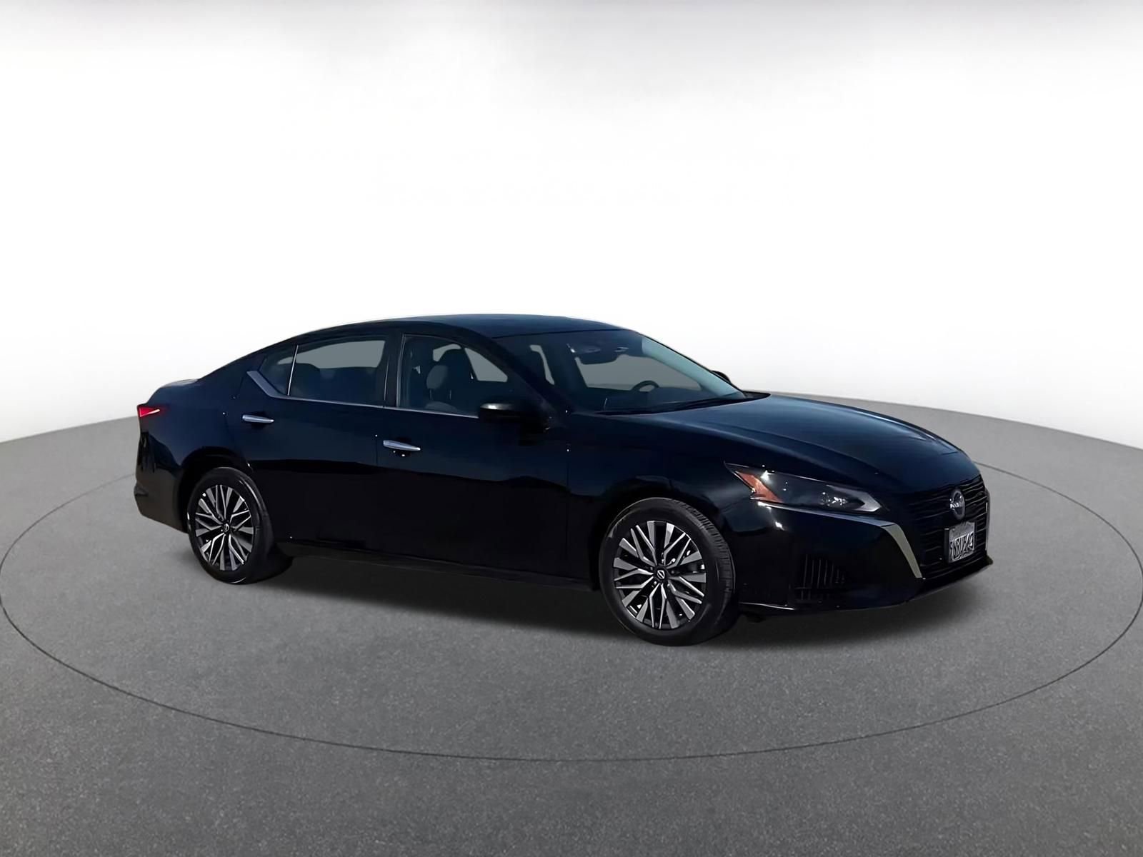 Used 2025 Nissan Altima 2.5 SV FWD image 2