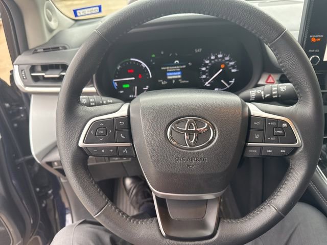 Used 2025 Toyota Sienna XLE w/ XLE Plus Package FWD image 4
