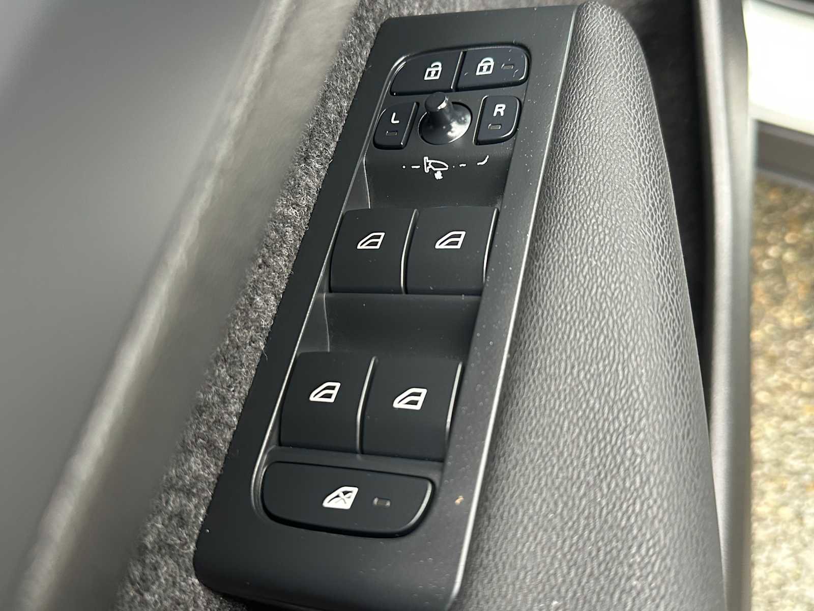 Used 2025 Volvo XC40 B5 Plus w/ Protection Package Premier image 21