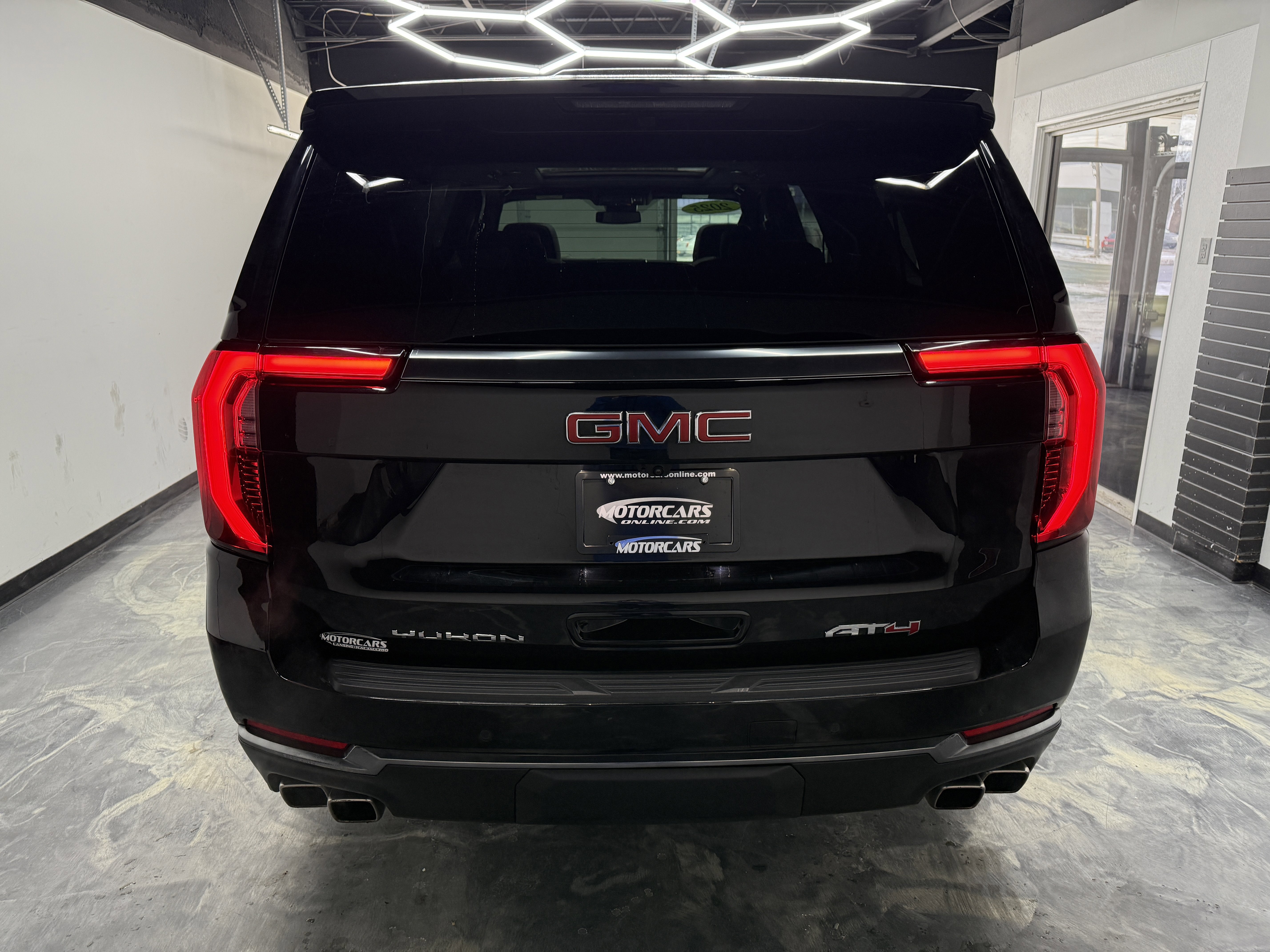 Used 2025 GMC Yukon XL AT4 image 4