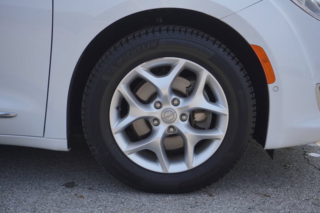 Used 2020 Chrysler Pacifica Touring-L Plus w/ Tire & Wheel Group FWD image 13