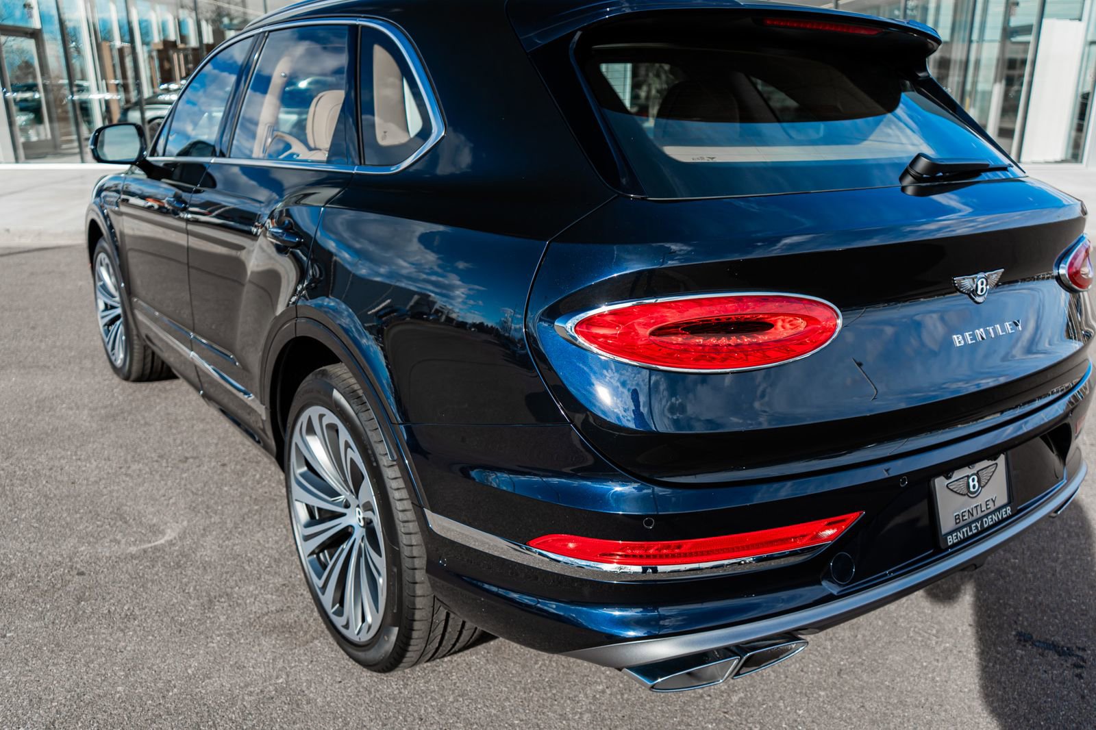 Used 2025 Bentley Bentayga image 13