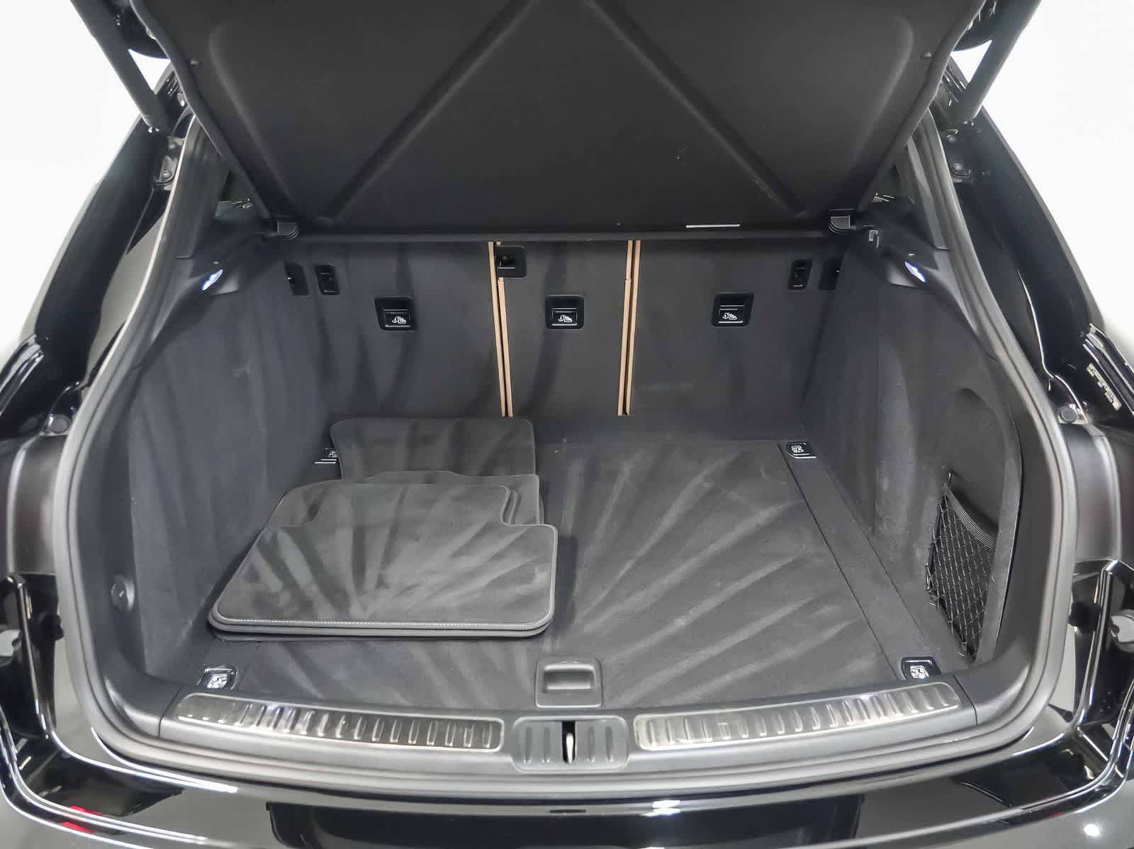 Certified 2023 Porsche Macan AWD/4WD image 26