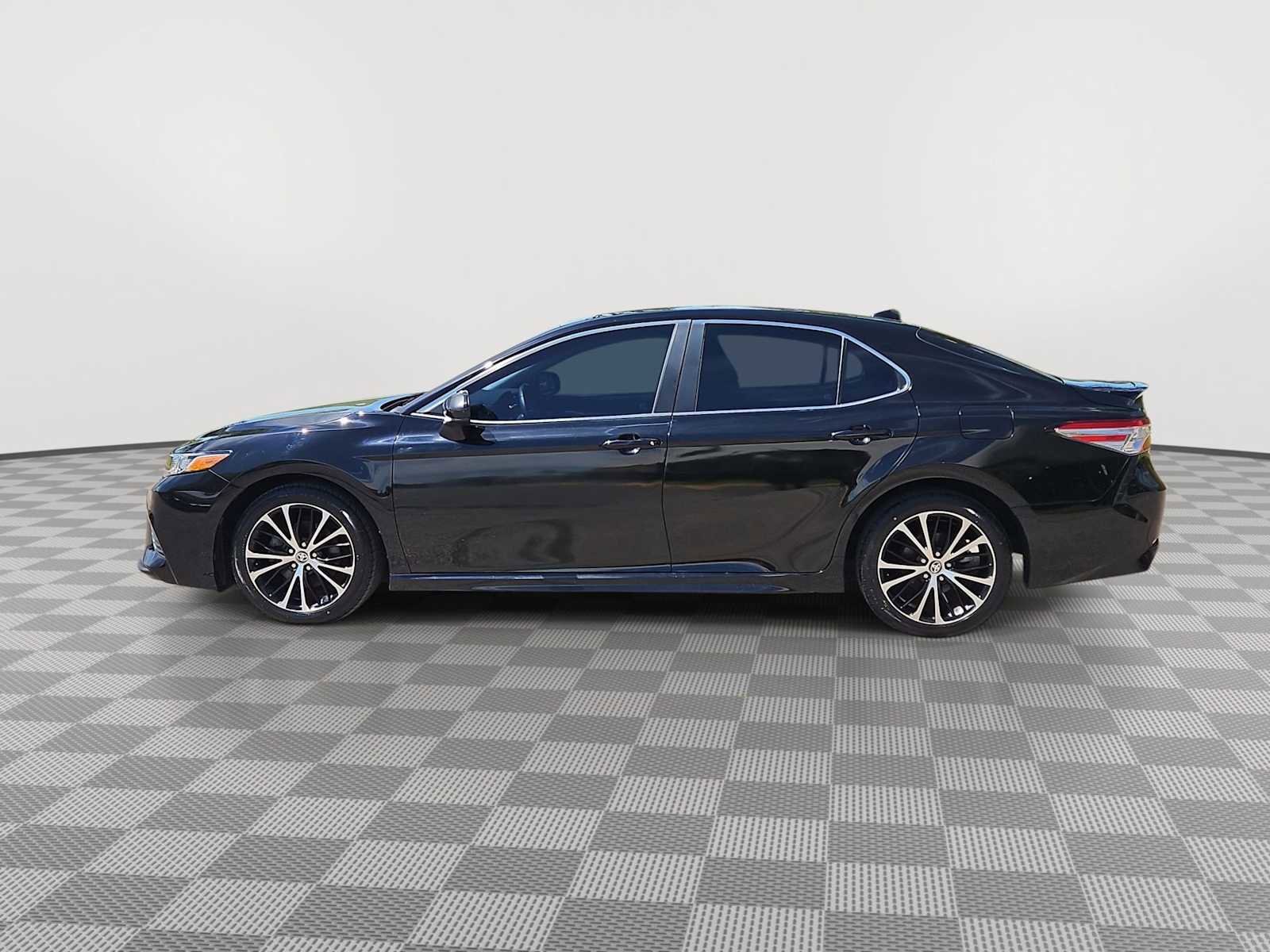 Used 2020 Toyota Camry SE FWD image 5