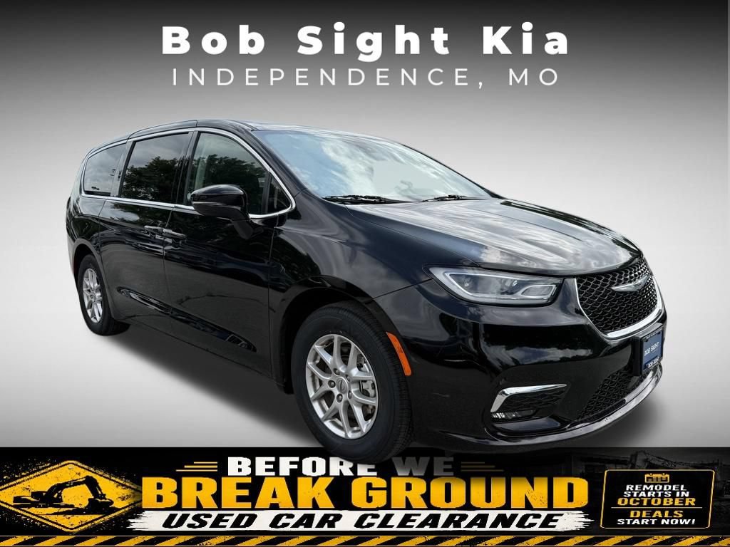 Used 2024 Chrysler Pacifica Touring-L FWD image 18