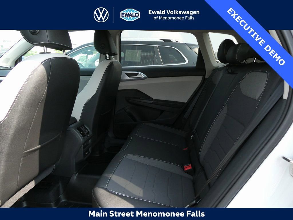 Certified 2025 Volkswagen Taos SE image 32