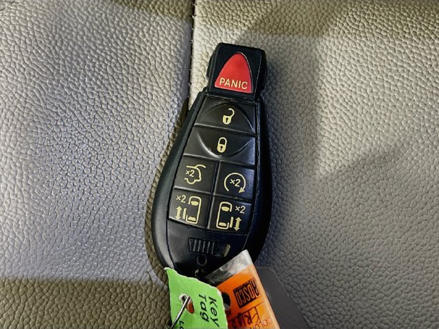Used 2015 Chrysler Town & Country Touring-L w/ Driver Convenience Group FWD image 12