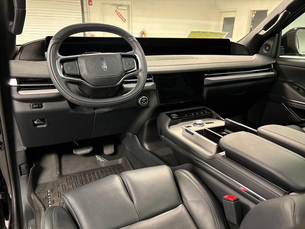 Used 2025 Lincoln Navigator Reserve w/ Jet Appearance Package image 27
