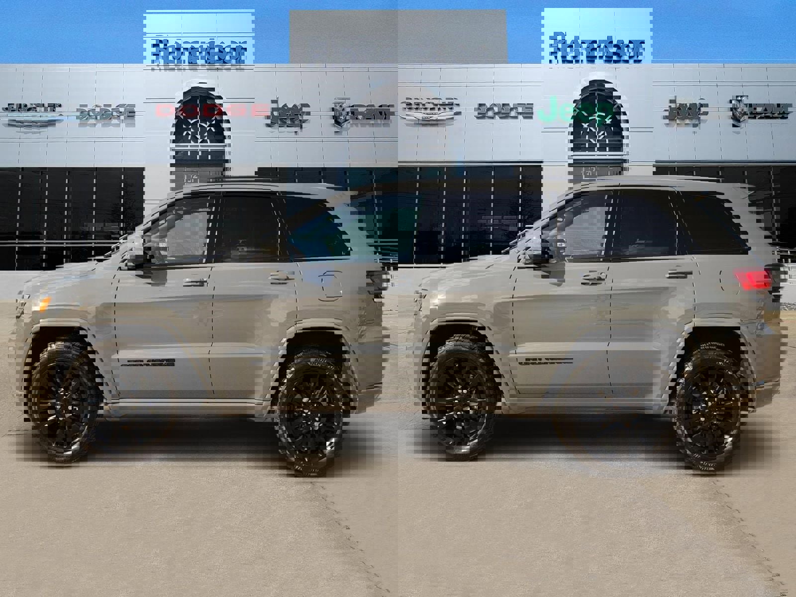 Used 2020 Jeep Grand Cherokee Altitude image 3