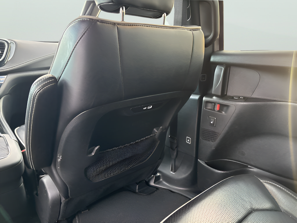 Used 2025 Chrysler Pacifica Limited FWD image 19
