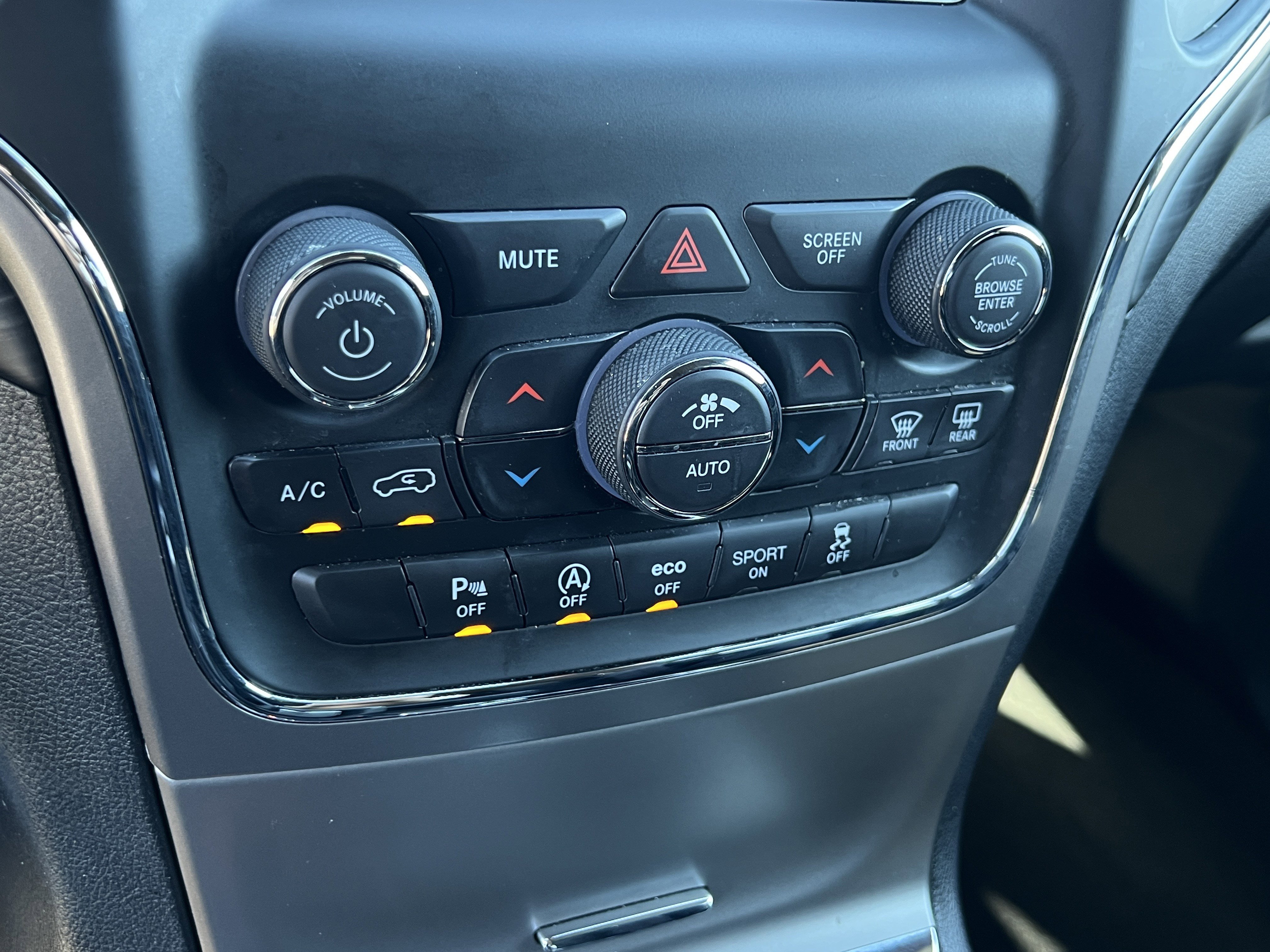 Used 2021 Jeep Grand Cherokee Laredo image 23