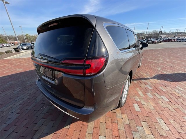 Used 2023 Chrysler Pacifica Touring-L image 18