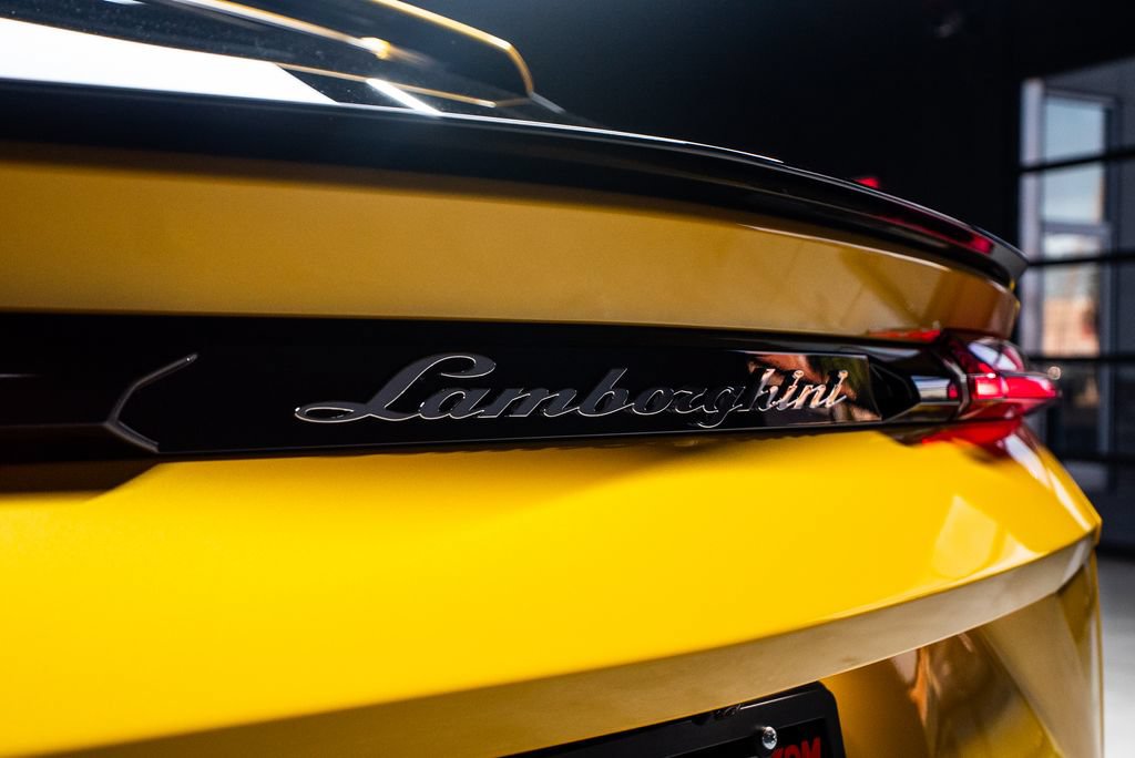 Used 2022 Lamborghini Urus AWD/4WD image 28