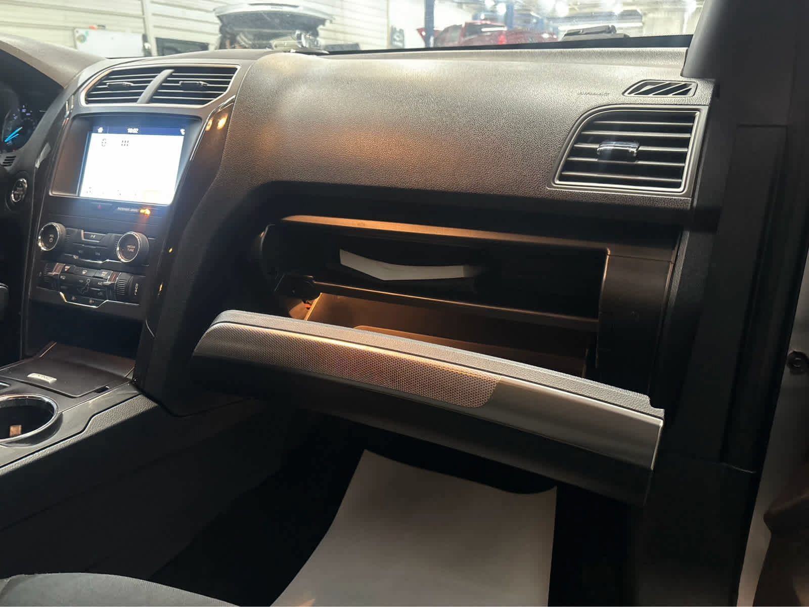 Used 2018 Ford Explorer XLT w/ Equipment Group 201A AWD/4WD image 29