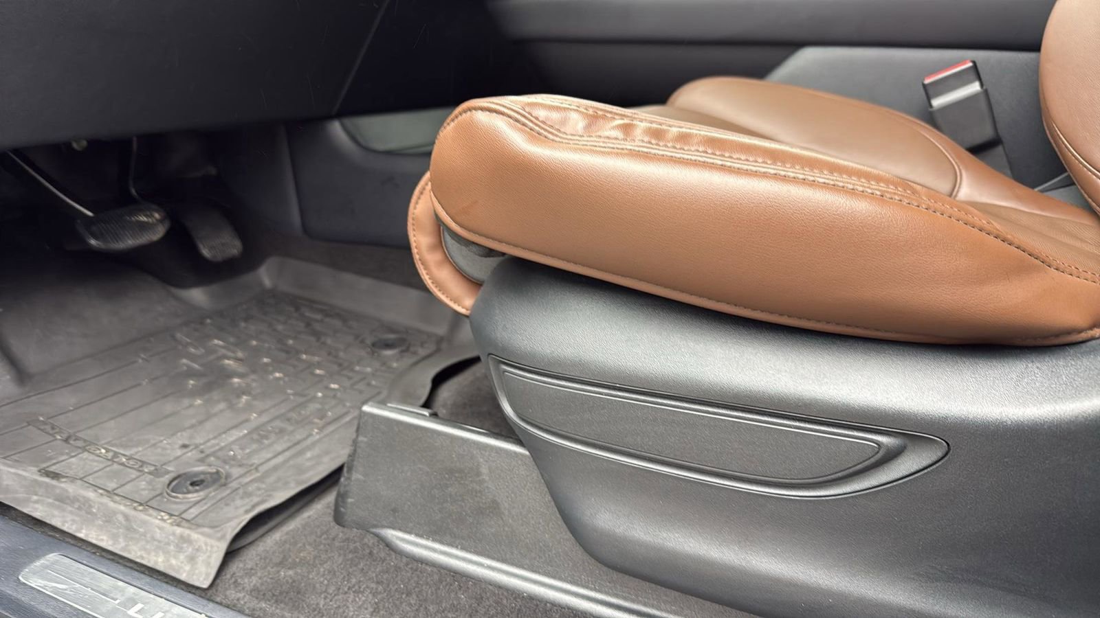 Certified 2024 Lincoln Navigator L Reserve image 11