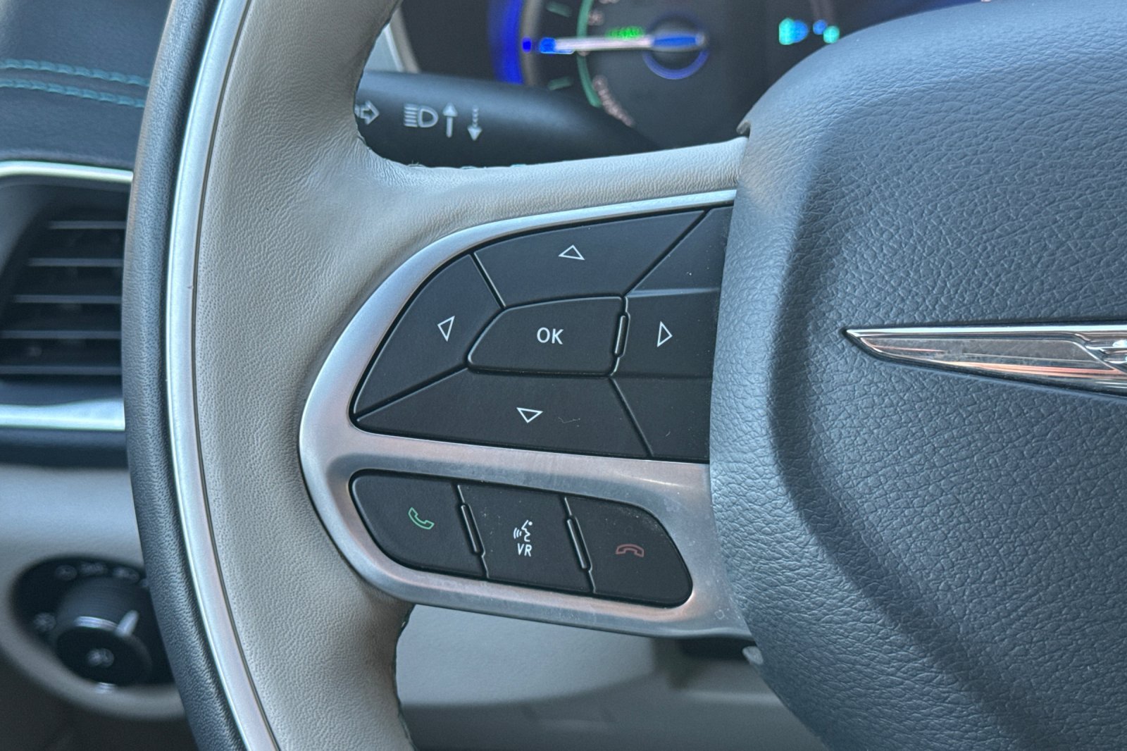 Used 2020 Chrysler Pacifica Limited w/ Advanced Safetytec Group FWD image 34