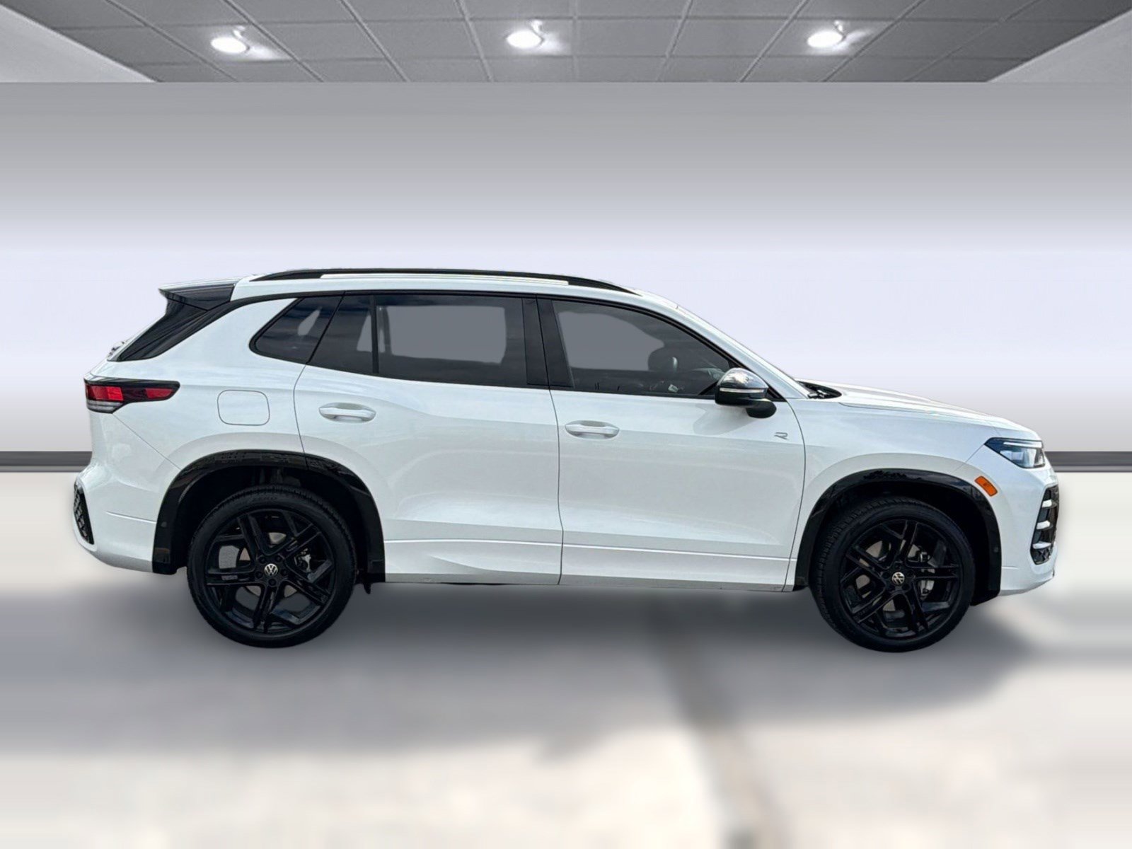 Used 2025 Volkswagen Tiguan SE R-Line image 8