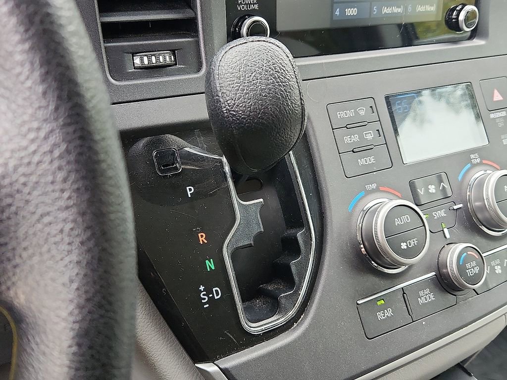 Used 2020 Toyota Sienna L image 16