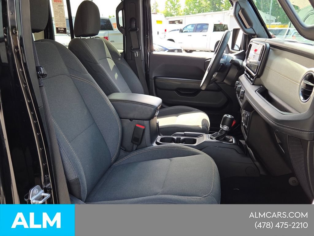 Used 2025 Jeep Wrangler Unlimited Sahara AWD/4WD image 17