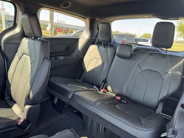 New 2026 Chrysler Pacifica Select image 29