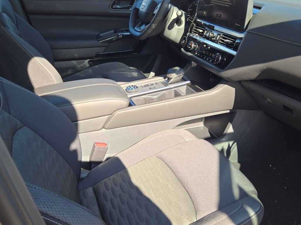 New 2026 Nissan Pathfinder SV image 6