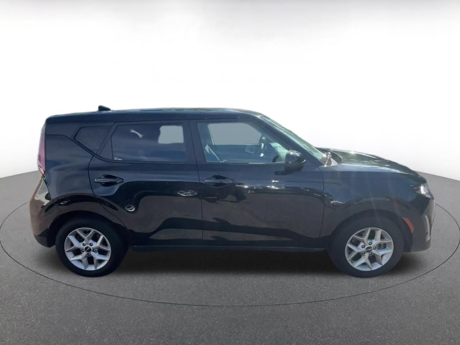 Used 2025 Kia Soul LX w/ LX Technology Package FWD image 15