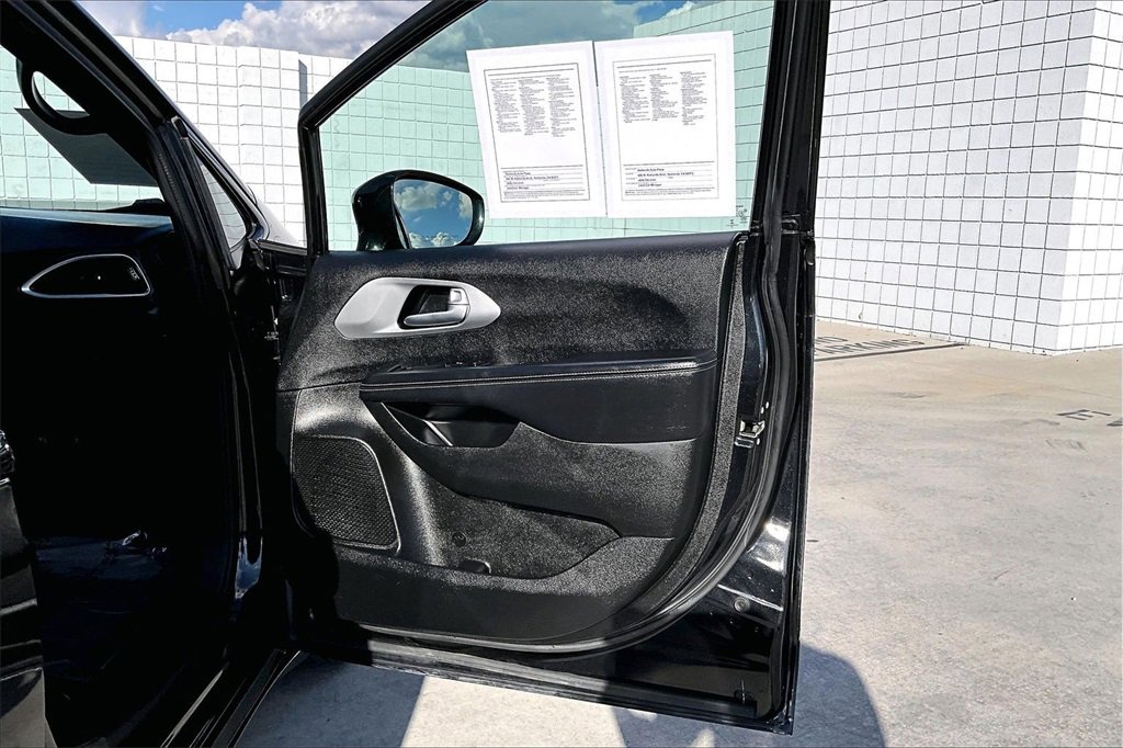 Used 2018 Chrysler Pacifica Touring-L w/ Premium Audio Group image 25