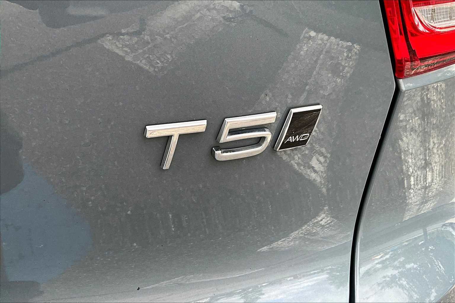 Certified 2022 Volvo XC40 T5 Momentum image 9