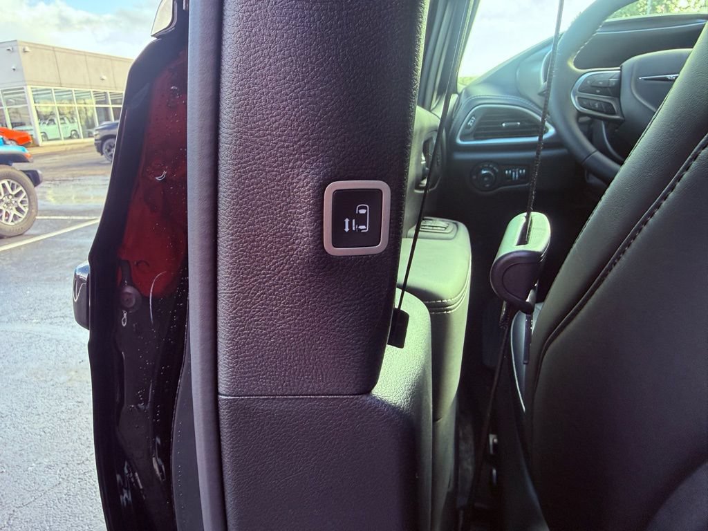 New 2026 Chrysler Pacifica Select FWD image 51