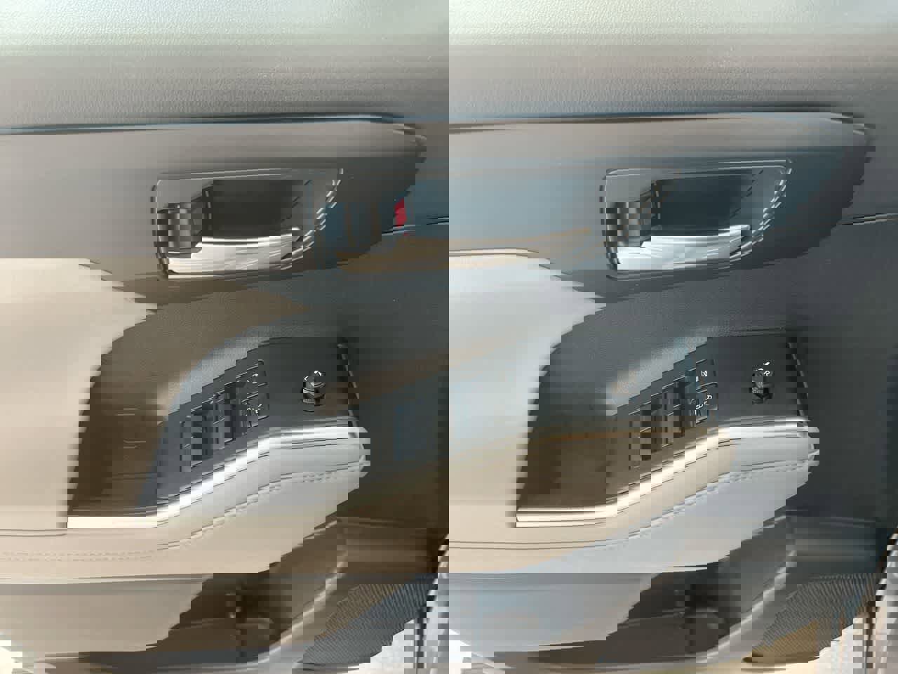 Used 2020 Toyota Highlander XLE image 13