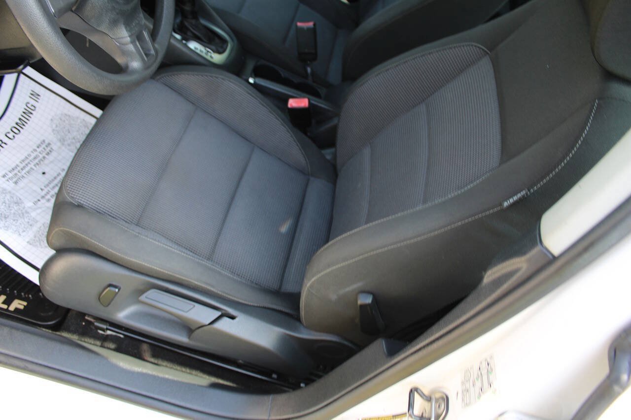 Used 2011 Volkswagen Golf 4-Door FWD image 15