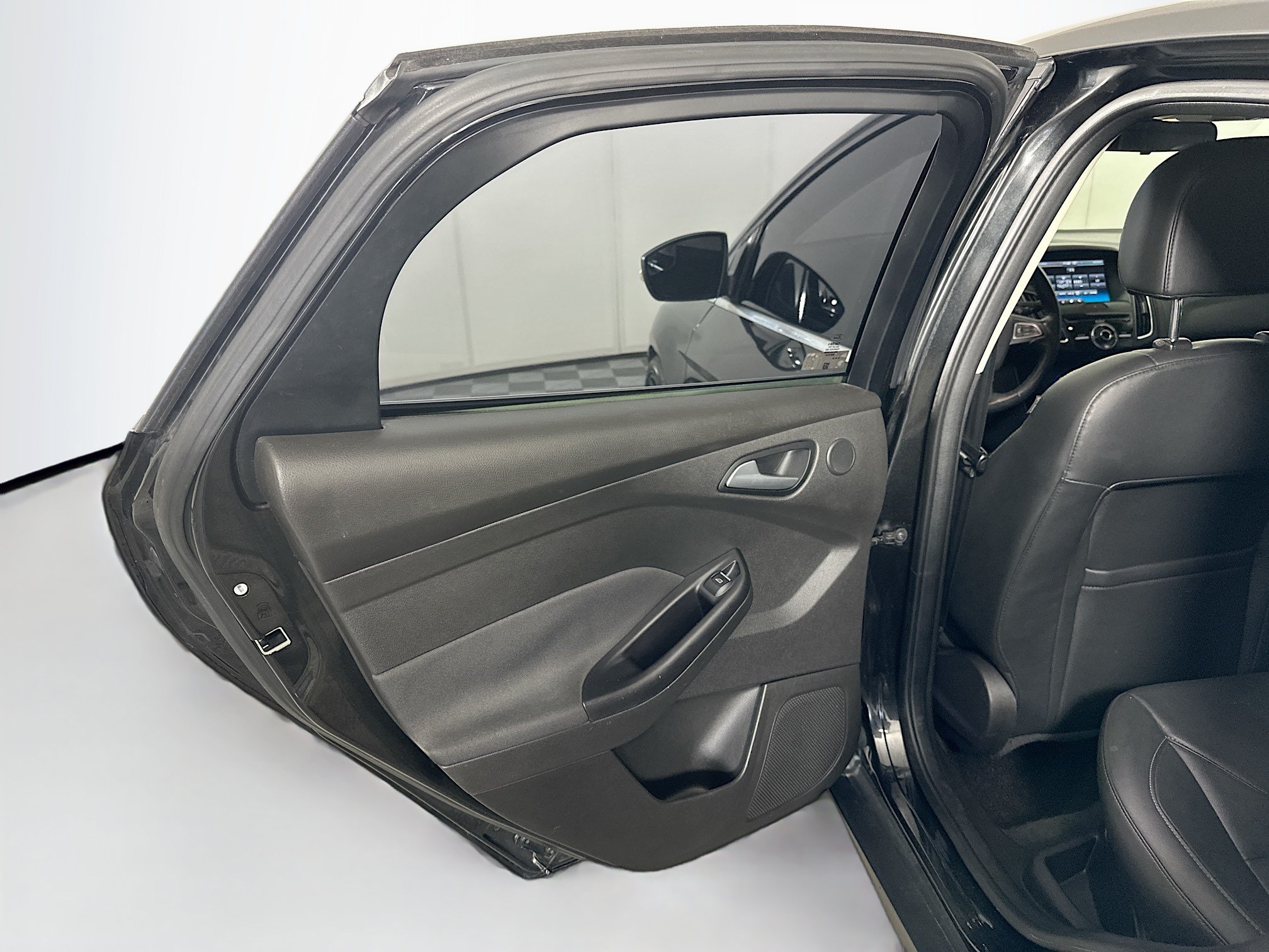 Used 2015 Ford Focus Titanium FWD image 25