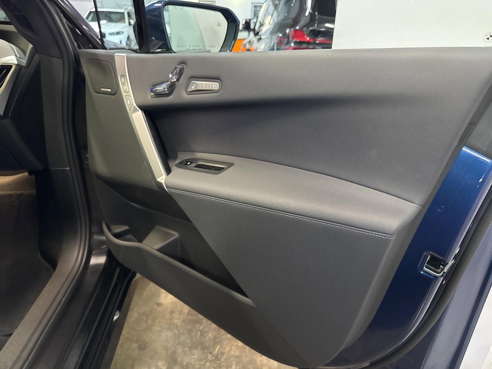 Used 2025 BMW iX xDrive50 w/ Premium Package image 30